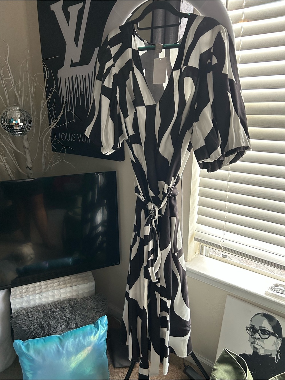 H&M Black and White Belted Maxi Dress. Poof Sleeves. Stylish flowing Dress.